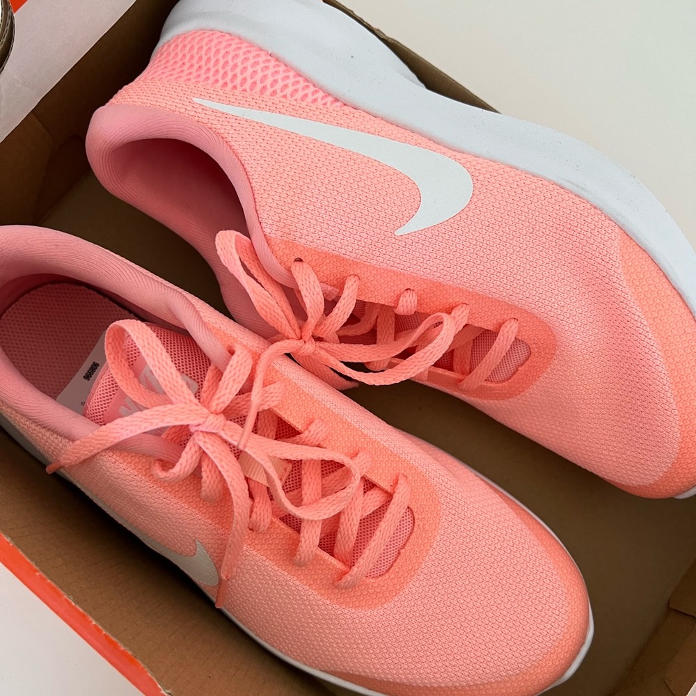 Women’s Nike Flex (peachy color) size 9, BRAND NEW!!! NEVER WORN!
